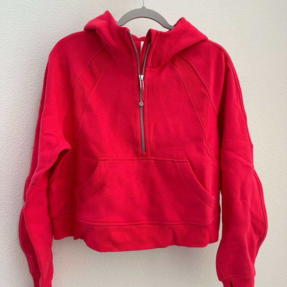 Lululemon cropped scuba hoodie in color hot glow. NWT size xs/s